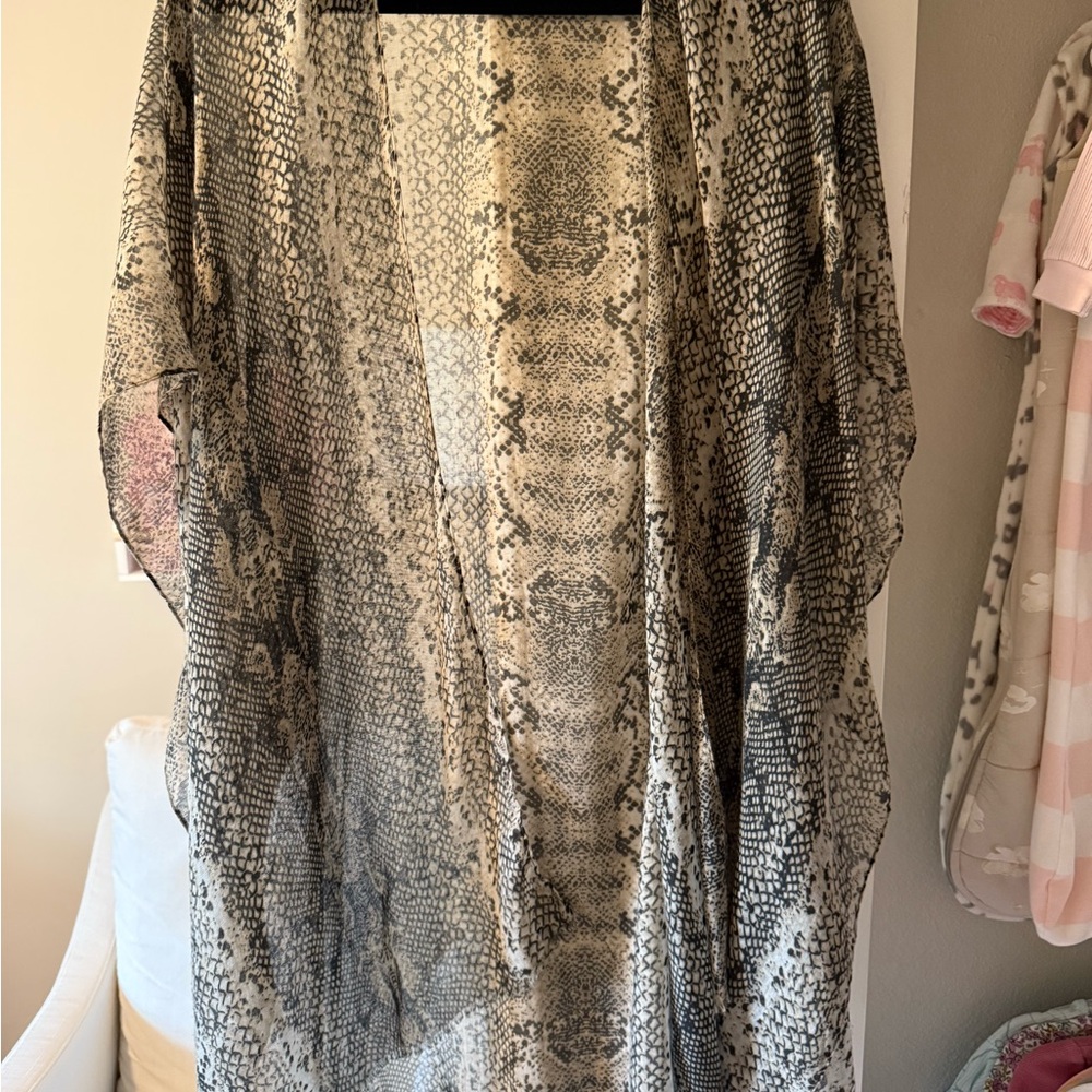 Francesca's Collections Black and Gray Shrug Sweater
